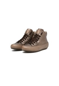 Sneaker alta in metallo bronzeo con lacci marroni e cerniera laterale. Texture liscia e suola in gomma per un migliore grip. Logo del brand sulla linguetta.