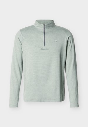 Pulóver gris claro de manga larga con sutiles rayas horizontales, cremallera frontal hasta la mitad, cuello alto y pequeño logo "ck" en el pecho izquierdo.