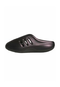 Svart slip-in sandaler med tre ventilationsslitsar på sidan och en tjock sula, designade för avslappnad användning.