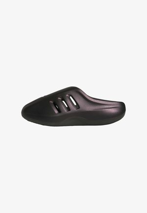 Sandal in pelle nera senza cinturini con tre fessure di ventilazione sui lati e suola spessa, progettata per un uso casual.