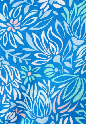 Tela azul con un patrón floral que presenta hojas y flores en tonos rosa, blanco y verde claro. Textura suave con diseños variados.