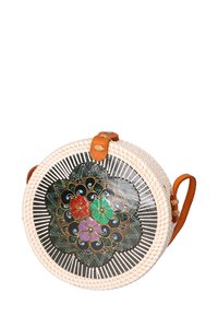 Borsa tonda intrecciata con base nera e motivi floreali in rosso, verde, viola e turchese. Accentuata con una tracolla in pelle marrone chiaro.