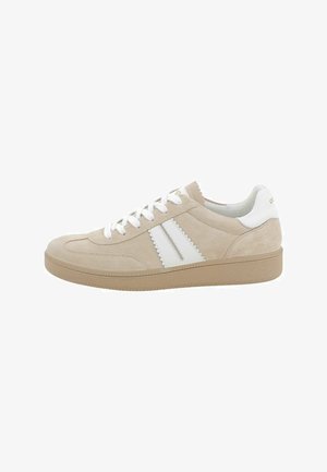 Sneaker in camoscio beige con chiusura frontale a lacci bianchi, linguetta posteriore in pelle bianca e due strisce a zigzag bianche sul lato, suola piatta.
