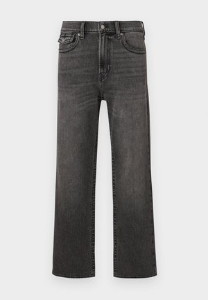 Jeans negros desvanecidos de pierna recta con bolsillos delanteros y para monedas, cierre de botón y cremallera, en un fondo blanco.