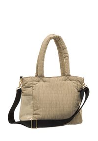 Bolso de tela acolchada beige con dos asas cortas y una correa de hombro negra ajustable. Presenta un detalle de hardware dorado brillante y un bolsillo lateral.