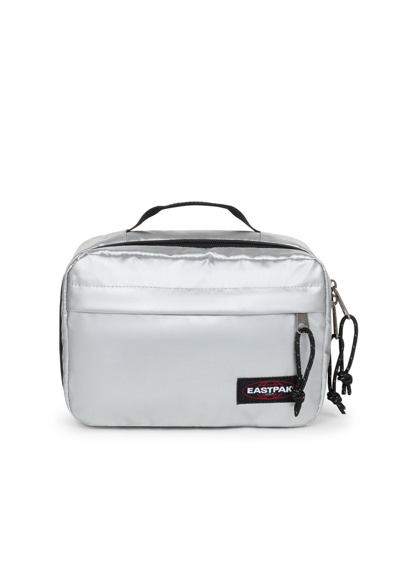 Hopeinen suorakulmainen Eastpak-pussi, jossa on mustat vetoketjun vetimet ja yläkahva, näkyy etuosan vetoketjullinen tasku.