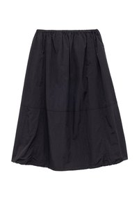 Zwarte, knie-lange rok met een elastische tailleband, featuring een losse, geplooide uitstraling en een gladde textuur. Geen zichtbare patronen of accenten.