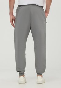 Terranova TECNICO CON TASCHE CON ZIP - Pantaloni sportivi - grigio piombo