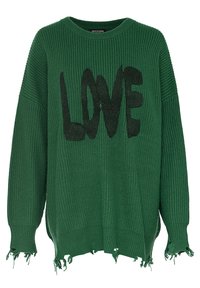 Zelený pletený svetr s ribbed texturou. Obsahuje velký černý grafický nápis "LOVE" a roztrhané okraje. Volný střih, kulatý výstřih.