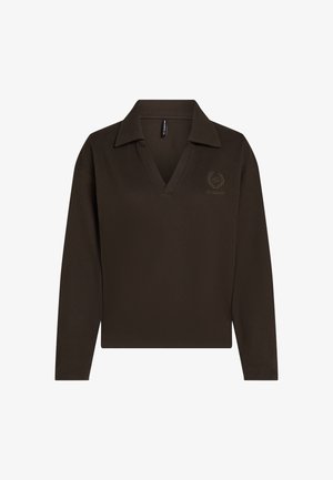 Barna, hosszú ujjú pólóing bordázott textúrával, V-kivágással és látható logóemblémával a bal mellen.