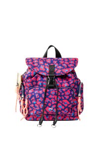 Lila Rucksack mit einem roten und blauen Leopardenmuster, ausgestattet mit einem umklappbaren Deckel, verstellbaren schwarzen Trägern und mehreren Reißverschlusstaschen.