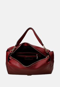 Rode leren tas met een gestructureerde afwerking, ritssluiting, gouden hardware en een ruime zwarte binnenkant met een ritsvak.