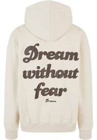 Cremfarbener Kapuzenpulli mit einer Kapuze, ausgestattet mit auffälligen schwarzen Buchstaben, die "Traum ohne Angst" sagen, sowie dem Markennamen "Dropsize" am unteren Ende.