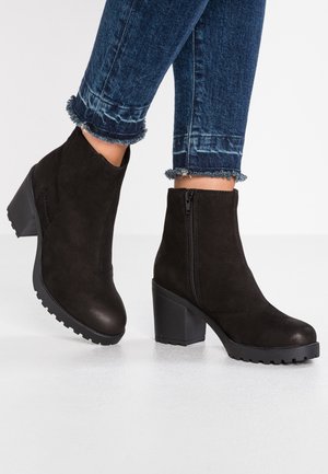 Kotníkové boty - black