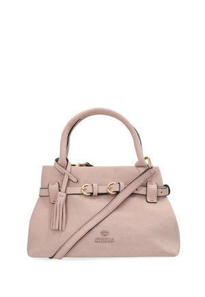 Sac à main en daim rose avec deux poignées, bandoulière amovible, accents à fermoir, et un pompon décoratif sur le côté. Détails en métal doré.