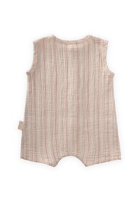 Romper de muselina con diseño sin mangas, de color beige claro, con rayas rojas verticales y cuello redondo. Textura suave, con piernas cortas y etiqueta en el costado.
