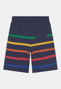 Tmavě modré šortky s několika vodorovnými pruhy v zelené, žluté, oranžové, červené a modré barvě. Mají zadní kapsu a elastický pas.