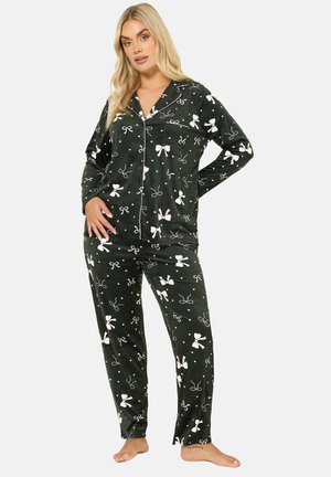 Donkergroene pyjama-set van zachte stof, met een witte strik en hartmotief. Bevat een knoopsluiting bovenstuk met zak en bijpassende broek.