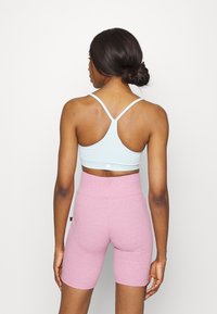 Sweaty Betty FOUNDATION SEAMLESS YOGA BRA - Sutiã desportivo de suporte ligeiro - alpine blue