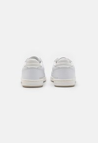 Globe HOLAND - Tossud - white/off white