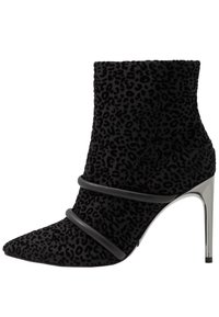 Bottines à imprimé léopard noir en tissu texturé, avec un bout pointu et un talon métallique haut, présentant deux courbes noires sur le devant.