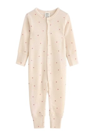 Roomkleurige babyromper met lange mouwen en pijpen, voorzien van kleine roze hartjespatronen en een drukknoopsluiting aan de voorkant.