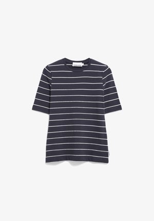 T-shirt bleu marine en coton avec des rayures horizontales blanches. Il dispose d'un col rond et de manches courtes. Texture douce et coupe décontractée.