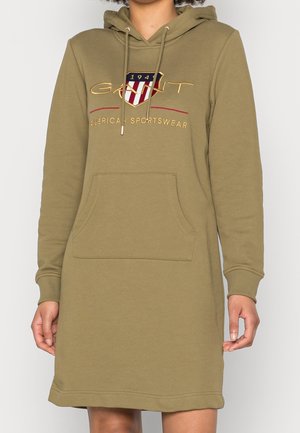 Robe à capuche manches longues vert olive avec poche kangourou à l'avant et logo brodé "GANT 1949 American Sportswear" sur la poitrine.