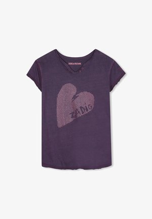 Camiseta corta de manga corta de color púrpura oscuro con escote en V, que presenta un diseño de corazón punteado y el texto "ZADIG" en rosa. Tela suave con un ajuste relajado.