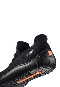 Czarne sportowe buty z teksturowaną dzianinową cholewką, gumową podeszwą i pomarańczowymi akcentami. Posiadają fason wsuwany oraz wspierający obcas.