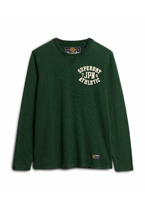 Zielona koszulka z długim rękawem wykonana z bawełny, z okrągłym dekoltem, ściągaczami przy mankietach oraz białym napisem graficznym "SUPERDRY JAPAN ATHLETIC" z przodu.
