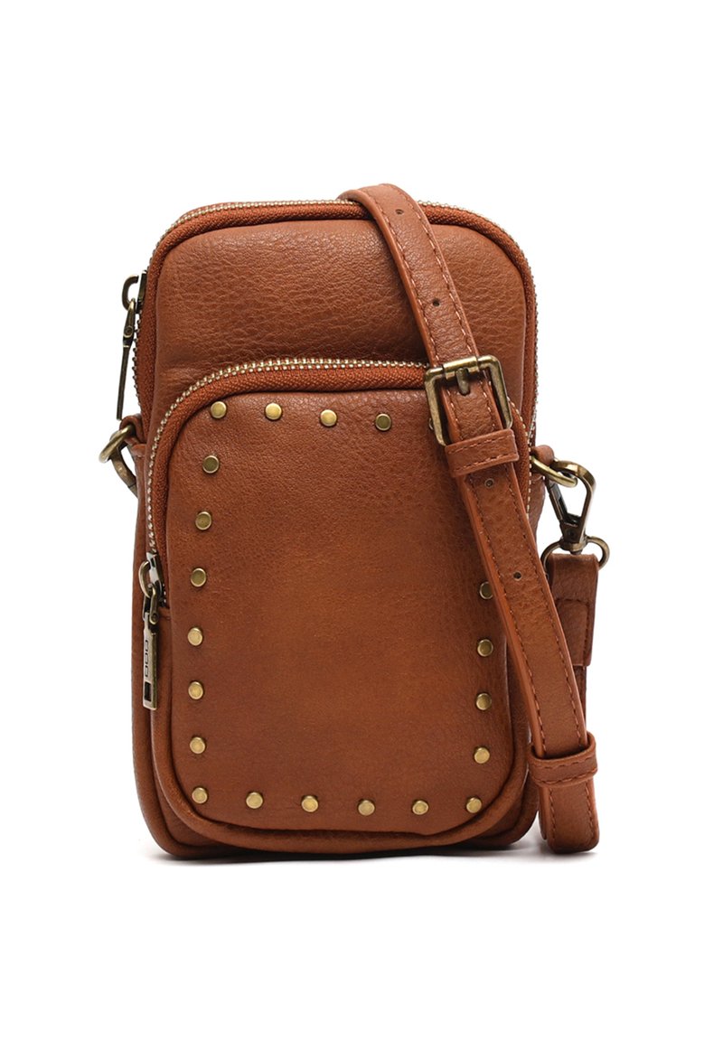 Brun läder crossbody-väska med texturerad yta, gyllene nitar på framsidan och ett justerbart rem. Har en dragkedjestängning på toppen.