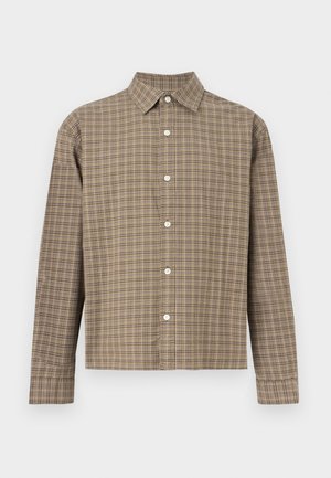 Chemise à manches longues à boutons avec motif à carreaux marron et beige, col classique et boutons blancs sur le devant.