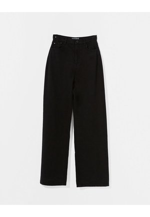 Zwarte, hooggetailleerde rechte broek met voorzakken, riemlussen en knoopsluiting, plat neergelegd op een witte achtergrond.