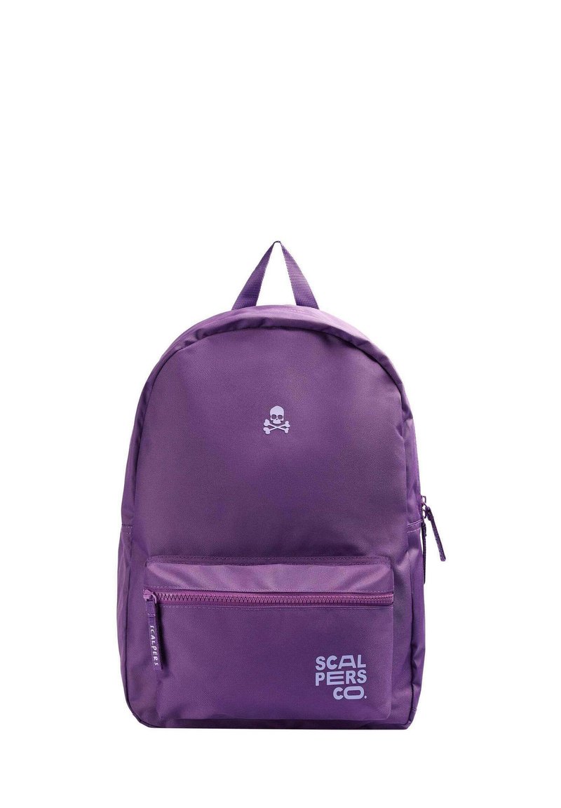 Mochila de nylon morada con forma redondeada, que cuenta con un bolsillo frontal con cremallera y un logotipo. Incluye un asa superior y correas ajustables.