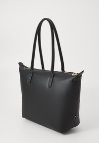 Sac fourre-tout noir en synthétique avec deux poignées, de forme rectangulaire, texture lisse, détail de fermeture éclair dorée et petit logo accentué sur le côté.