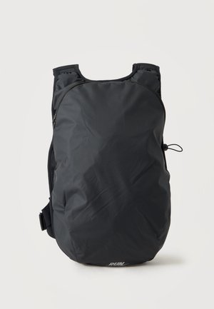 Sac à dos de course noir avec des bretelles rembourrées et un petit logo "RUN" en bas au centre sur un fond clair uni.