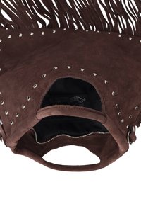 Bruine suède handtas met franjes, zilveren studs, een ritssluiting en een ronde opening. Interieur gevoerd met zwarte stof.