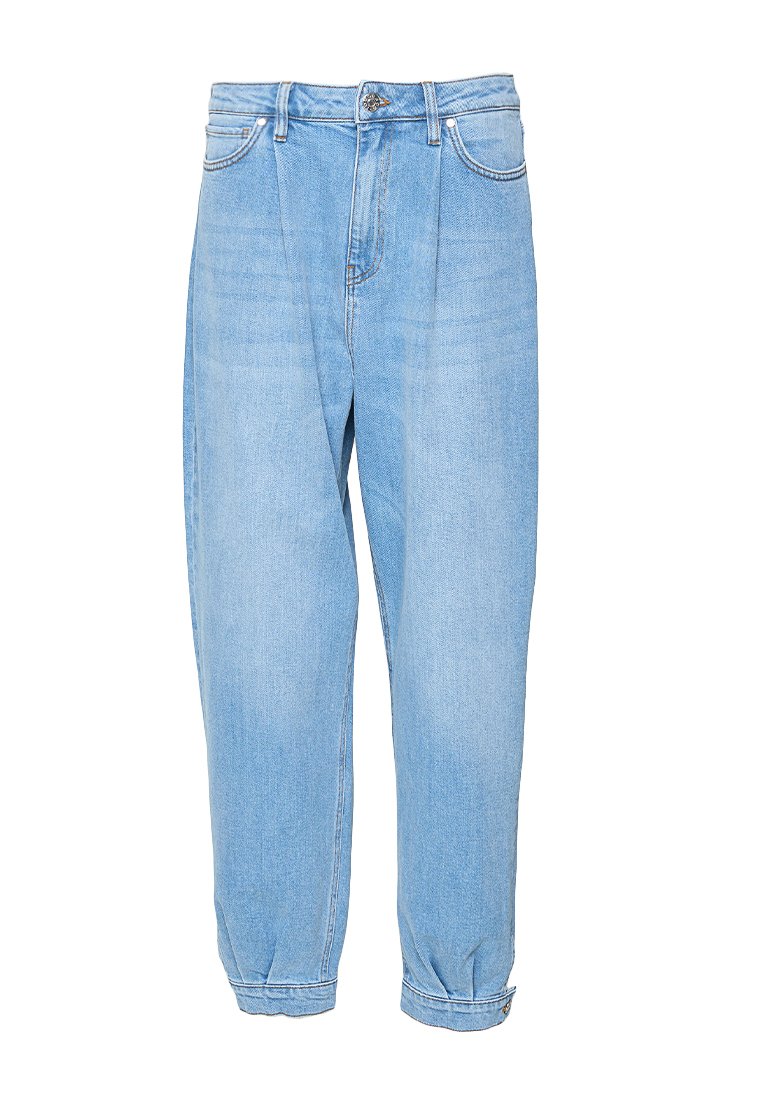 lichtblauwe denim jeans met een tapered fit, hoge taille en elastische manchetten. Beschikt over een klassiek vijf-pocket ontwerp en een knoopsluiting.