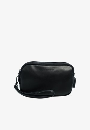 Pochette da polso rettangolare in pelle nera con chiusura a zip e logo "MOMODESIGN" in rilievo sulla parte anteriore.