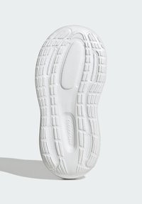 Suola di sneakers bianche con gomma testurizzata per una migliore aderenza. Presenta varie indentazioni a motivo e un logo in rilievo con la scritta "CLOUDFOAM."