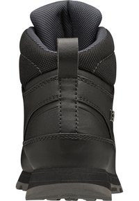 Czarne buty trekkingowe z cholewką skórzaną i siateczkową, wyściółką w okolicy kostki, gładką fakturą oraz sztywną gumową podeszwą zapewniającą przyczepność.