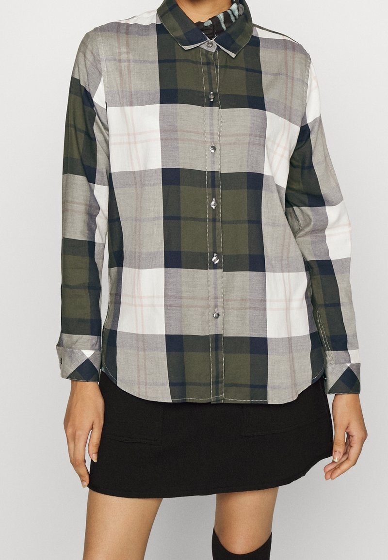 Koszula zapinana na guziki w kratę w kolorach zielonym, granatowym, szarym i białym. Wykonana z bawełny, z klasycznym kołnierzykiem i długimi rękawami.