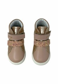 Sneakers alte in ecopelle marrone con una fascia glitter rosa e dettagli metallici. Presentano un interno imbottito e una suola in gomma bianca.