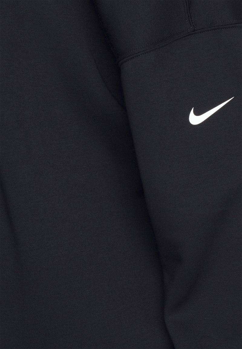 Zwarte sweatshirt gemaakt van stof die zacht en glad aanvoelt, met een ronde hals en een discreet wit Nike-logo op de linkermouw.
