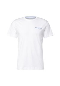 Bílá bavlněná tričko s krátkými rukávy. Na levé straně hrudi je modrý text: "DIVE SUN and CO. DAILY RAYS and DEEP LIVING."