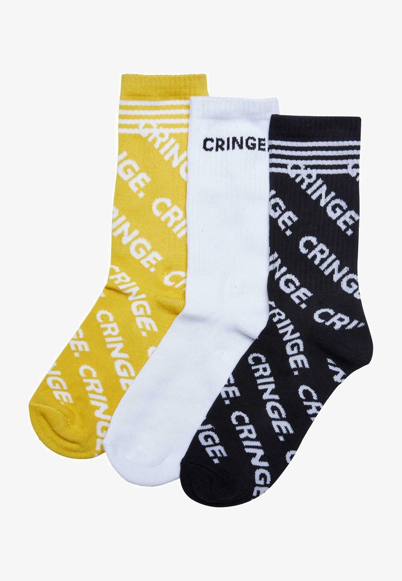 Tres pares de calcetines de algodón tipo crew en amarillo, blanco y negro, cada uno con el texto "CRINGE" en una fuente blanca y en negrita. Diseño a rayas en la parte superior.
