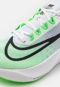 Nike Performance ZOOM FLY 5 - Zapatillas running asfalto - white/black/green strike/racer blue