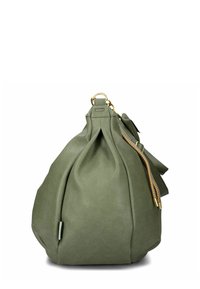 Bolso hobo de piel verde con diseño recogido, herrajes dorados y detalle de asa trenzada. Textura suave y forma redondeada.