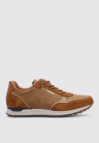 Zapatilla deportiva en tono marrón que presenta una mezcla de cuero liso y perforado, con una suela acolchada y acentos marrones en contraste. Diseño con cierre de cordones.